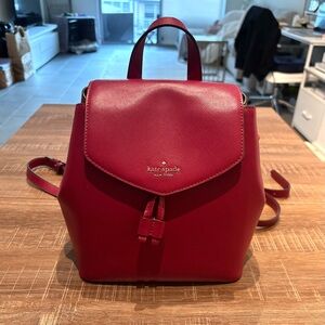 ▫️Kate Spade Lizzie Saffiano Leather Medium Flap Backpack (Berry / Maroon)
